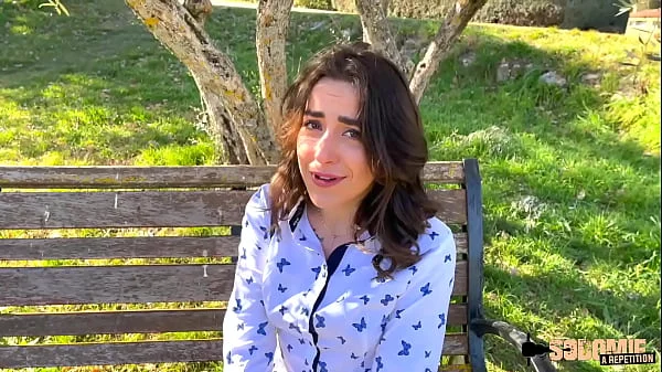 Manéa, jolie coquine, se fait remplir tous les trous