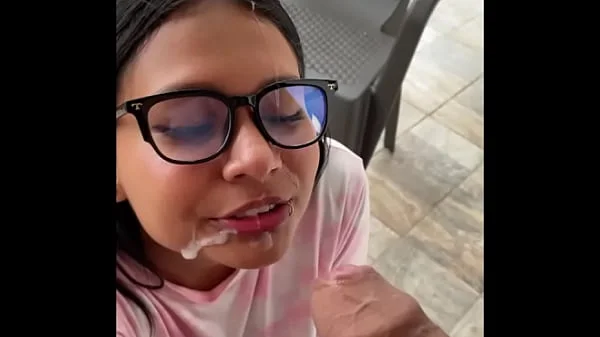 sexy colombiana mamandole la verga a su vecino en publico es pillada