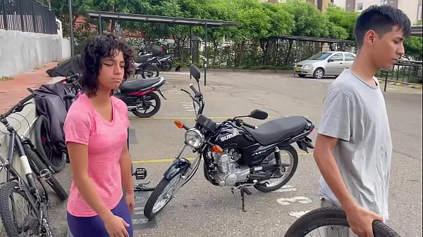 Me follo rico a chica latina desconocida que me pide ayuda y me la follo duro en mi apartamento.