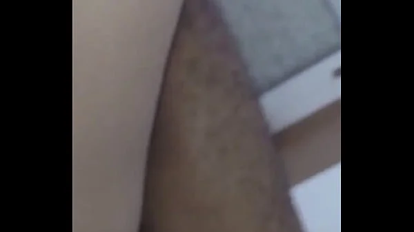 Falei que queria cagar, ele quis meter assim mesmo, me peidei toda, melei a rola, tava me cagando toda