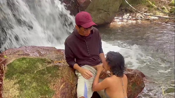 Le doy la mejor follada de su vida en la selva a linda chica desconocida a cambio de darle posada.