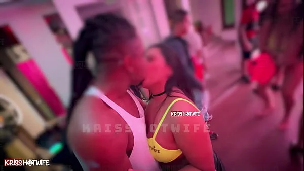 Beijando outro na festa na frente do meu corno / Kissing another at the party in front of my cuckold