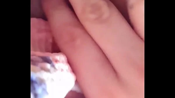 Sem calcinha no onibus... provocando ao passageiro do lado e deixando ele tocar a ppkinha .... quer ver o video completo??... : bolivianamimi