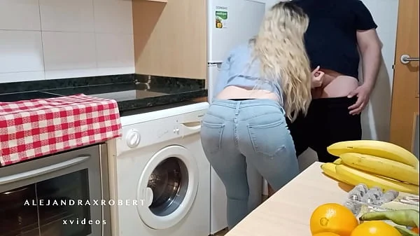 CHUPO Y FOLLO A MI HERMANASTRO EN LA COCINA