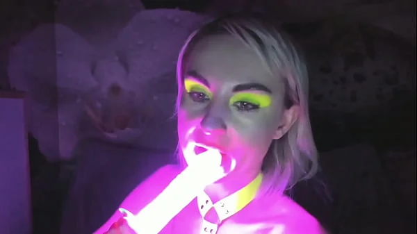 kelly copperfield deepthroats LED glowing dildo on webcam