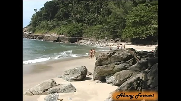 Levando os Turistas a Loucura e Chupando Buceta na Praia