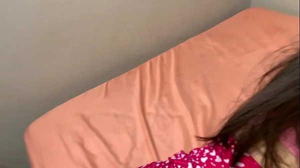 Encuentro a mi hermanastra descansando en la cama y me empiezo a masturbar viendo su culo | mi hermanastra se despierta y me ve masturbando