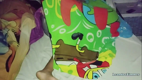 Esposa coloca una cámara escondida por que sabe que su esposo le es infiel con su hermanastra en las noches / descubre que se la folla hasta en la misma cama / LeandroZimmer / ChloeBearwolf