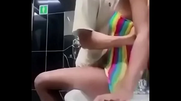 Baise fort avec ma copine devant son ami en boîte de nuit