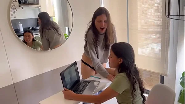 Dejo la Cámara de la reunión de trabajo mientras mi novia me lame el coño.
