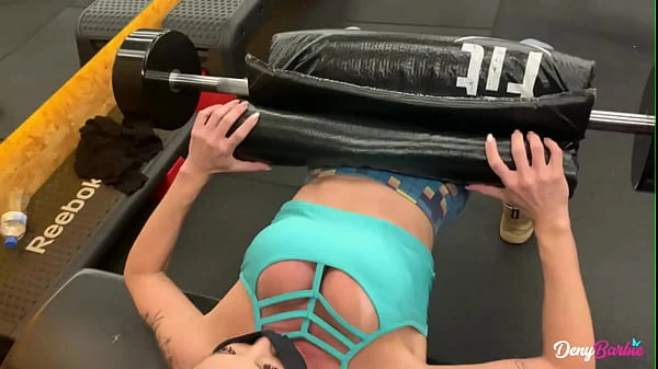 Milf gostosa encontra fã depois da academia e faz ele ir para casa com ela comer seu cu sem camisinha (ANAL) - www.denybarbie.com.br